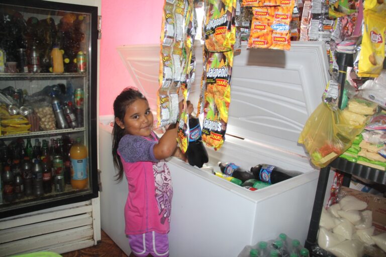 Más familias de Rancho Grande cuentan con energía eléctrica