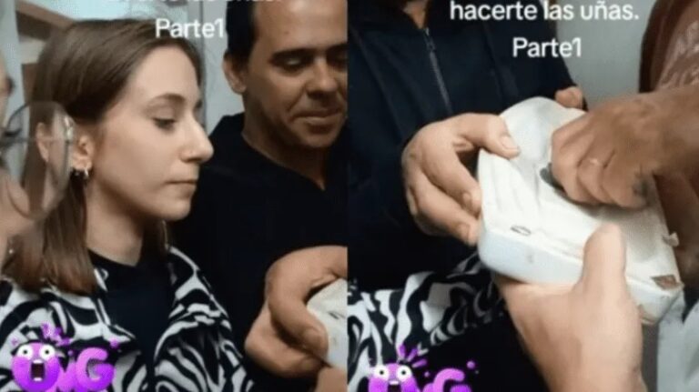 Joven queda atrapada tras presionar el botón del inodoro