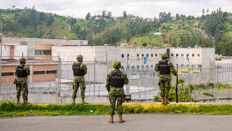 Guardias se encuentran retenidos por motín en una cárcel de Ecuador