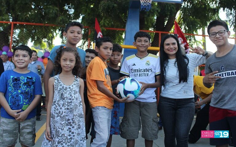 Inauguran obras de mejoras en la cancha multiuso del barrio Batahola Sur