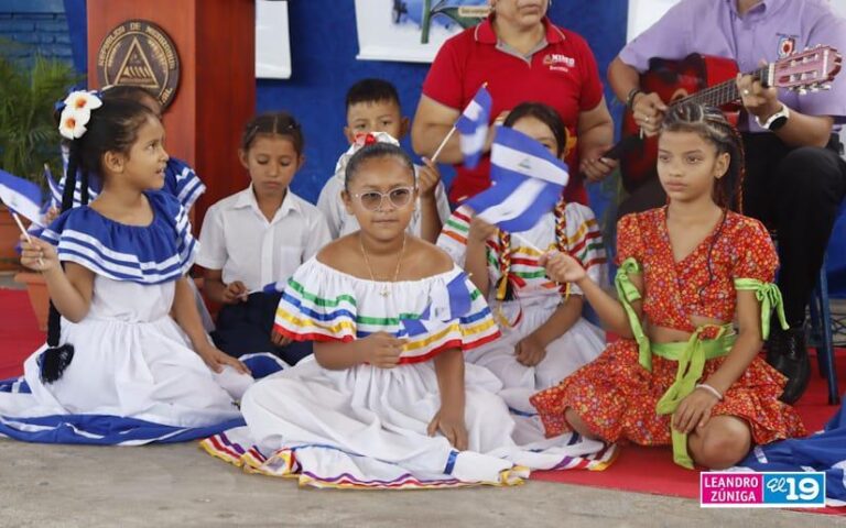Centros educativos inician celebración de las Fiestas Patrias