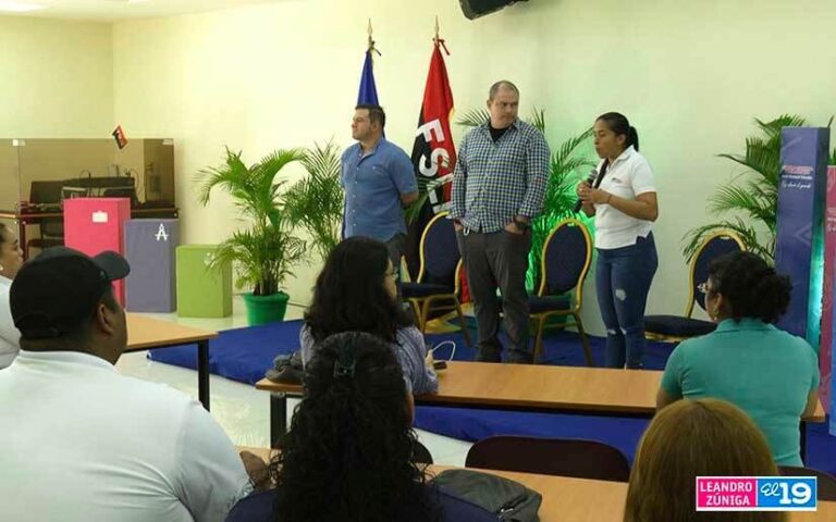 Desarrollan conversatorio sobre la historia del huipil