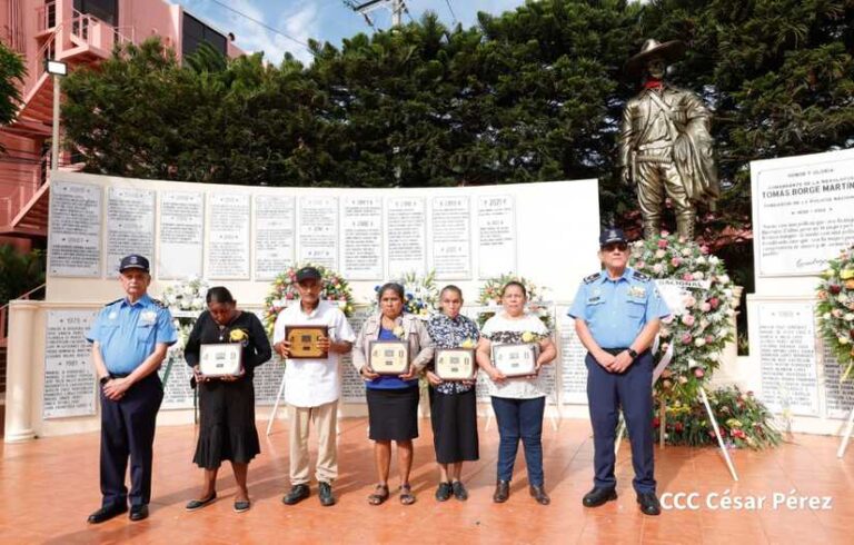 Rinden homenaje a policías caídos en cumplimiento de su deber en Managua