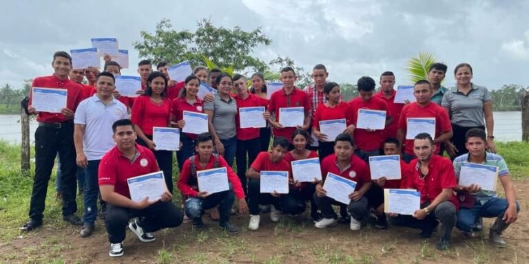 Realizan graduación del curso sobre uso de fármacos veterinarios en El Rama