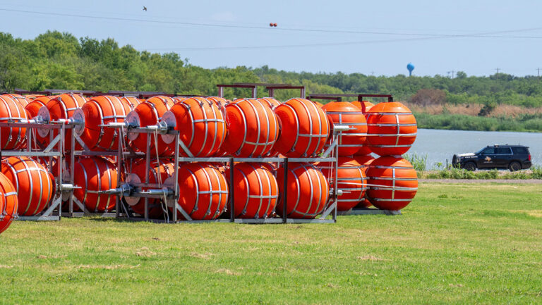 Un juez federal de Estados Unidos ordena retirar las barreras flotantes en el río Bravo