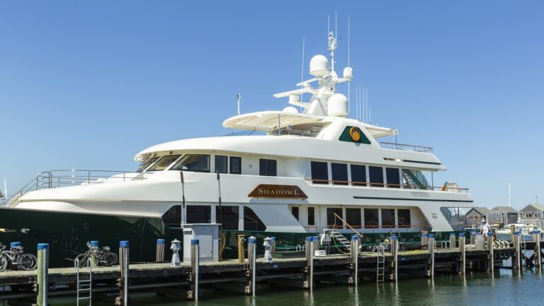 Médico jubilado es detenido en Estados Unidos por posesión de armas y drogas