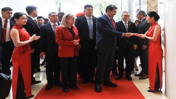 Maduro inicia su visita oficial en China