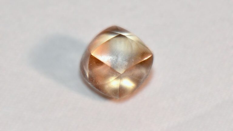 Niña de 7 años encuentra diamante el día de su cumpleaños