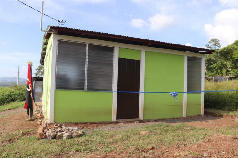 Entregan 3 viviendas de interés social en Juigalpa