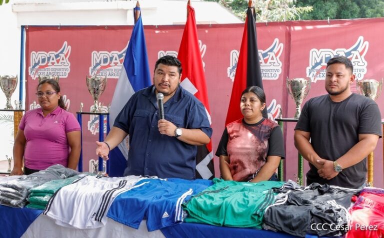 Entregan uniformes y material deportivo a Consejos Departamentales y Municipales