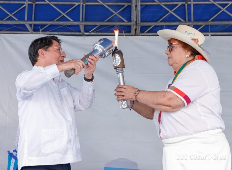 Canciller de Nicaragua recibe la Antorcha de la Libertad Centroamericana