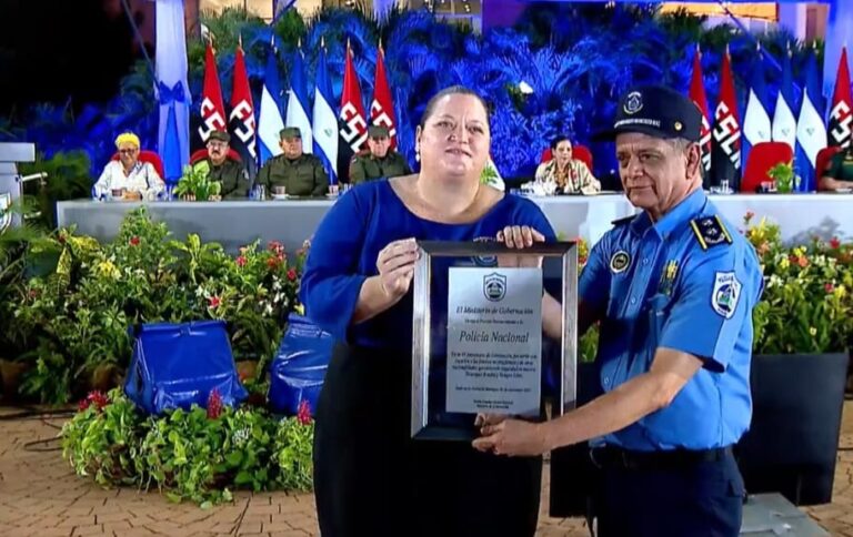Presidente Daniel Ortega Saavedra condecora a Oficiales Superiores de la Policía Nacional