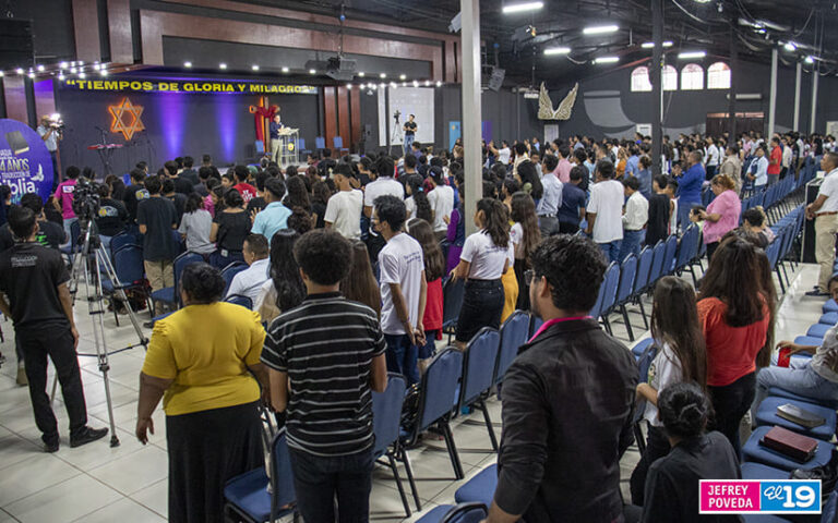 Jóvenes cristianos debaten el uso de Redes Sociales