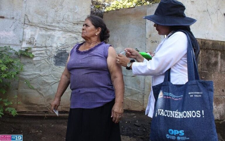 Vacunación contra la Covid-19 continúa en Managua