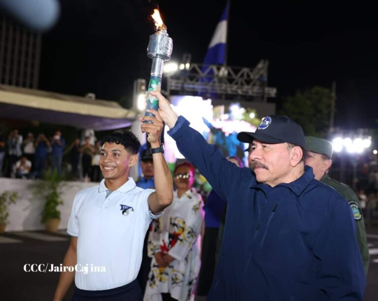 Presidente Daniel Ortega recibe la Antorcha de la Paz y la Libertad Centroamericana