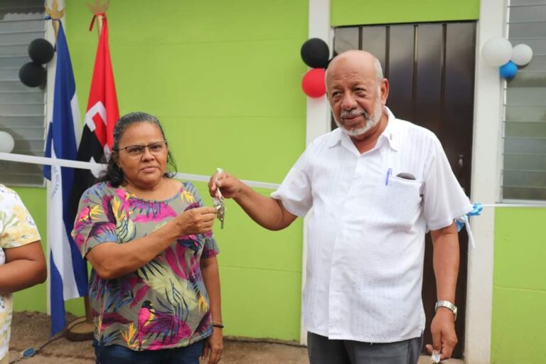 Alcaldía de Juigalpa entrega 4 viviendas