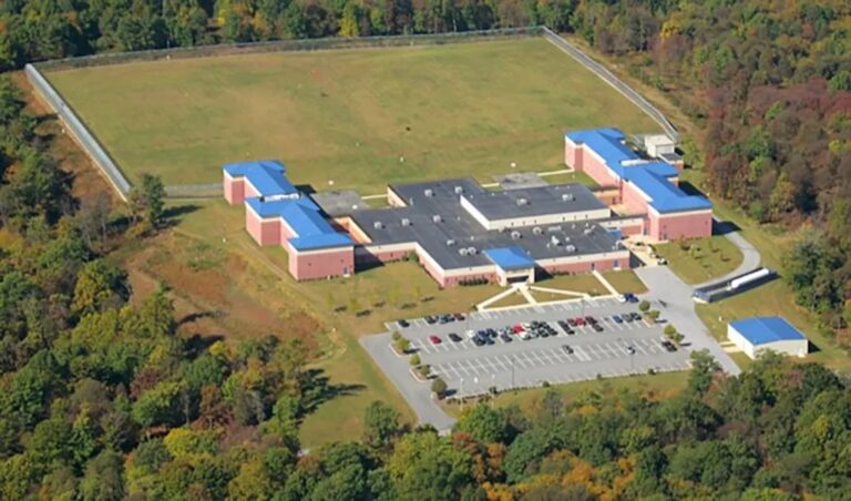 Detienen a 9 adolescentes que se fugaron de un centro de menores en EE.UU.