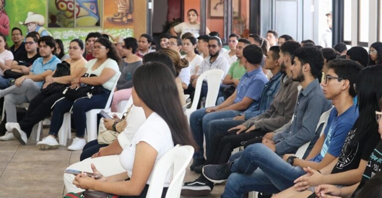 Promueven congresos de jóvenes en industria creativa