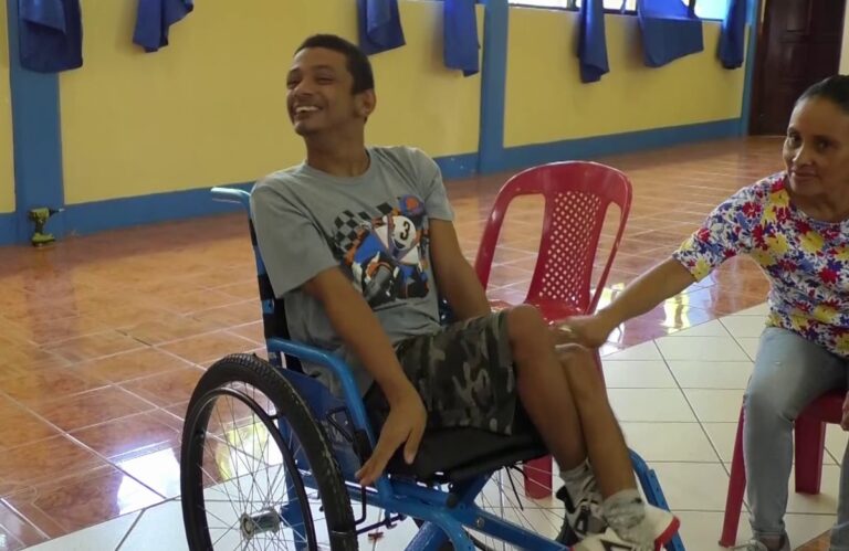 Entregan sillas de ruedas en Matagalpa