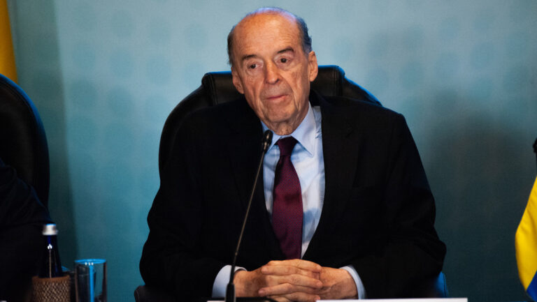 Investigan al canciller de Colombia por supuestas irregularidades