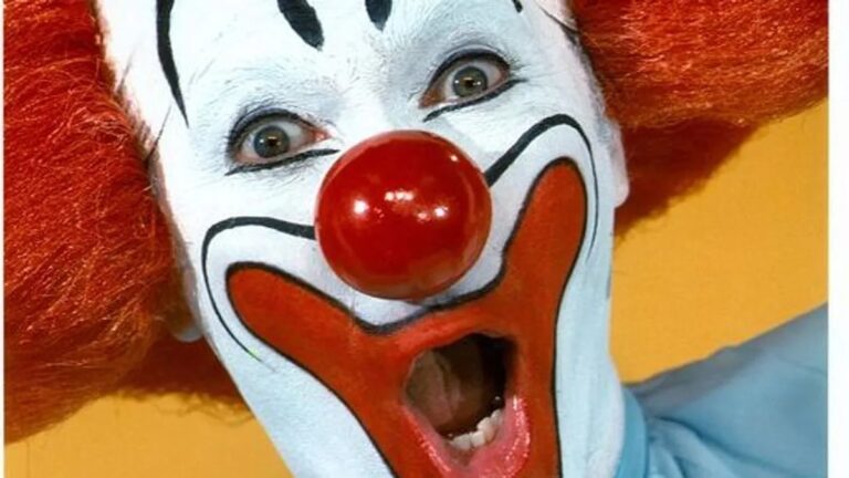 Descubre la infidelidad de su esposa al vestirse de payaso