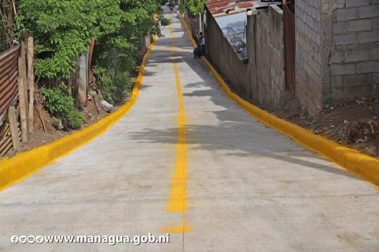 ALMA entrega seis cuadras de calles a familias del barrio Carlos Fonseca