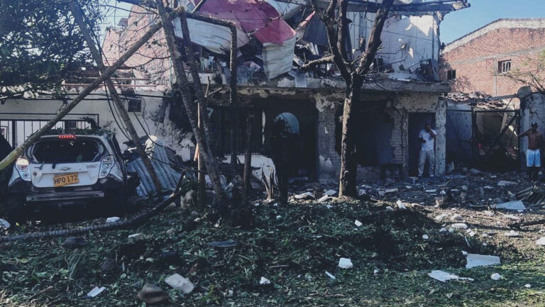 Se registran 10 heridos por detonación de un carro bomba en Colombia