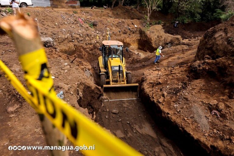 Ejecutan proyecto de drenaje pluvial en el barrio Laureles Sur