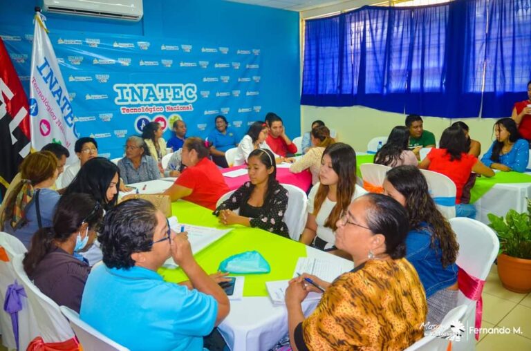 Artesanos se capacitaron en confección de cotonas y batas