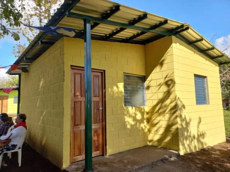 Entregan cinco viviendas de interés social a familias de Carazo