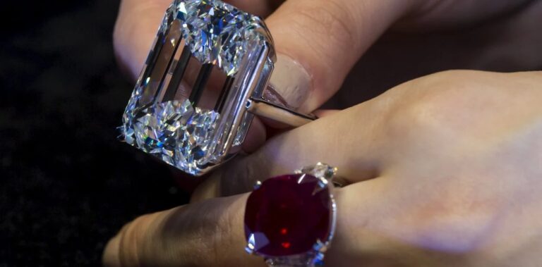 Compra un anillo a su esposa y otro a su “amante”, pero la vendedora los cambia