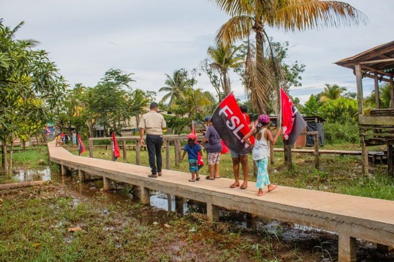 Construyen nuevo andén en barrio de Bilwi