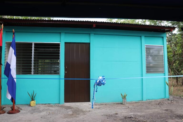 Entregan 5 viviendas de interés social en Juigalpa