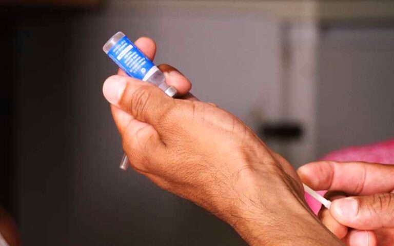 Familias del barrio Julio Buitrago se inmunizan contra la Covid-19