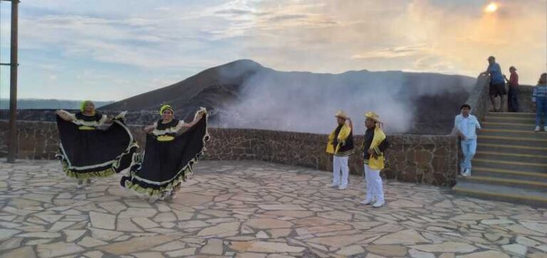 Familias disfrutan del Volcán Masaya este fin de sema