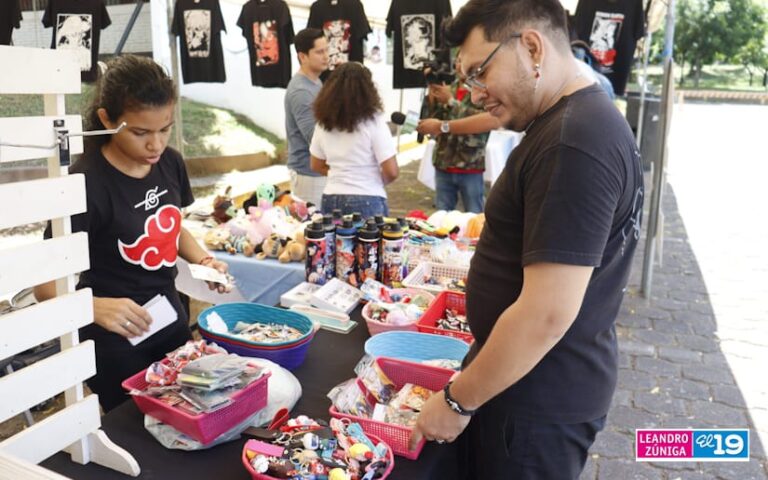 Emprendedores realizan expo feria de artículos de anime y k-pop en la UNAN-Managua