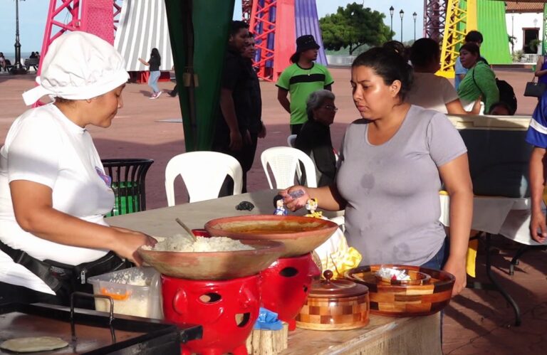 Familias disfrutan del Festival del Maíz en la Plaza La Fe