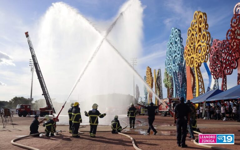 Bomberos de Nicaragua realiza exhibición de técnicas al pueblo nicaragüense