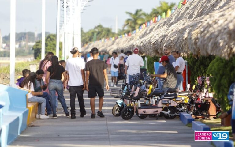 Familias disfrutan de paseo en bicimoto en el Puerto Salvador Allende