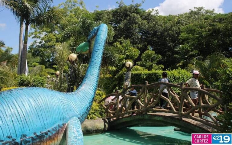 Turistas visitan Parque Saurio ubicado en Nindirí