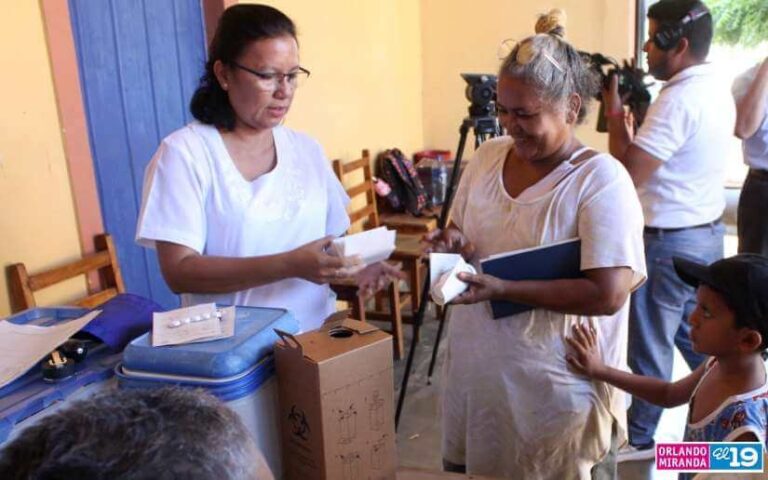 Brigada médica llega hasta las familias del barrio Bóer