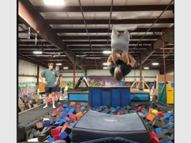 Joven queda en ropa interior y lo que se observa llamo la atención de todos