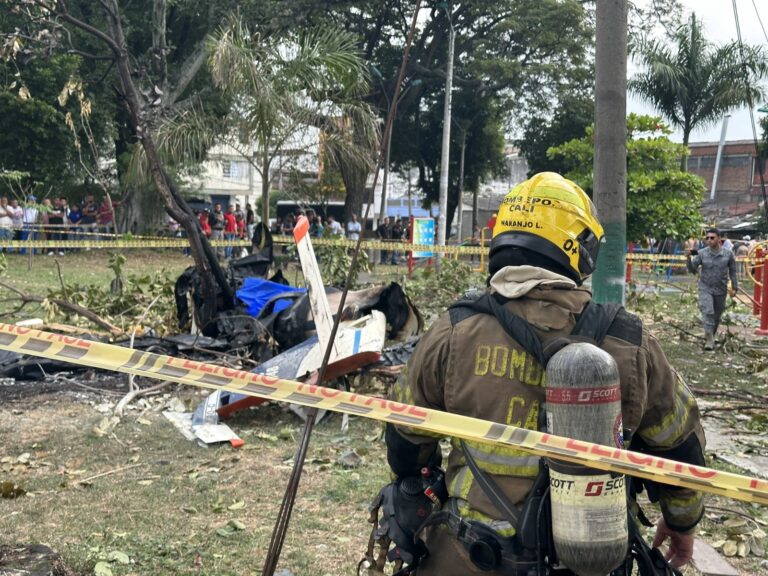 Avioneta de la Fuerza Aérea Colombiana se estrella en una calle de Cali