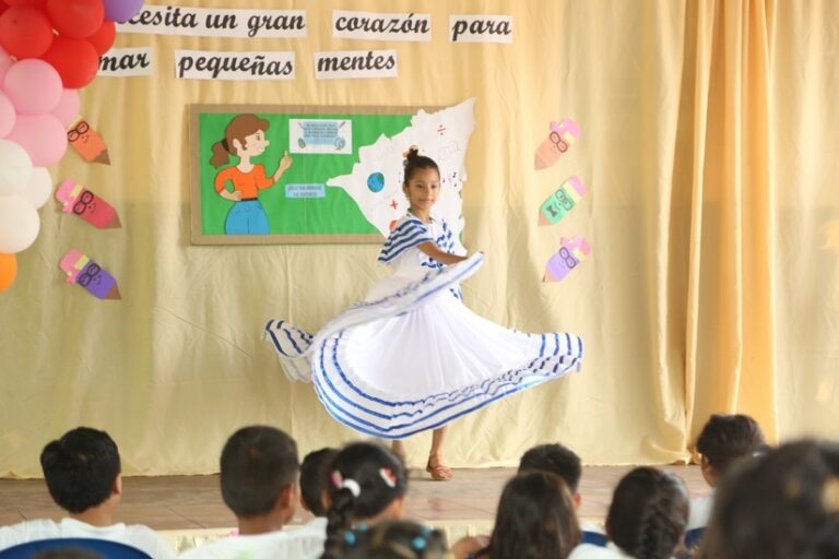 MINED realiza Festival Artístico en Celebración del Día Internacional del Maestro