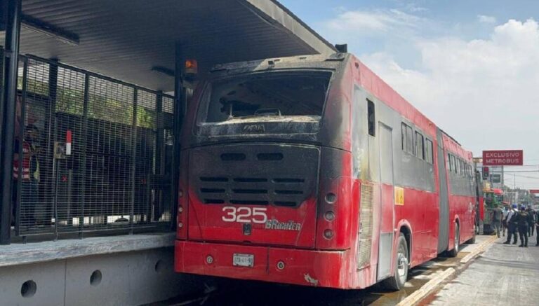 Metrobús de México se incendia y desprende grandes cantidades de humo