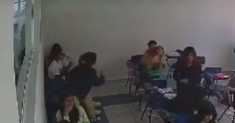 Estudiante aplica una llave china a compañera de clase