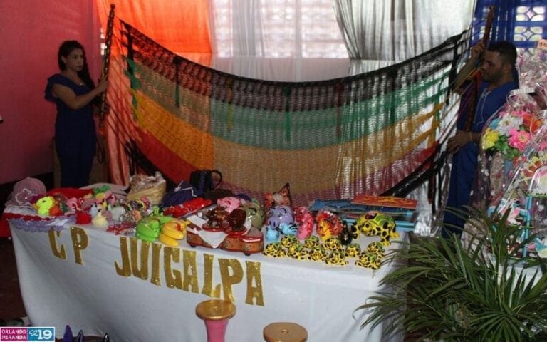 Realizan Feria de Artesanía y Manualidades con privados de libertad