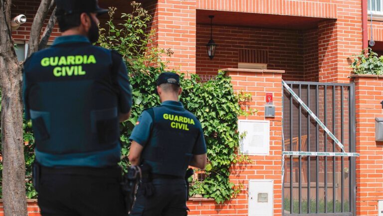 Muere mientras dormía cuando explotó el dispositivo que cargaba