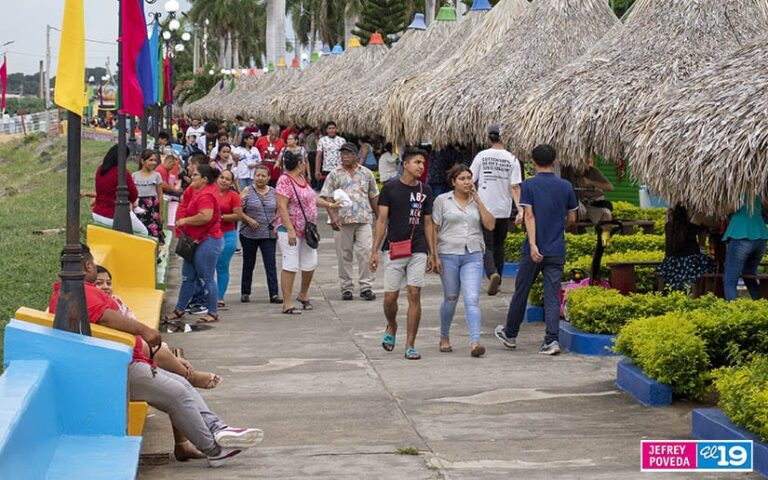 Turistas Nacionales y Extranjeros visitan el Puerto Salvador Allende