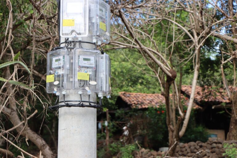 Llevan la energía eléctrica a San Ramón